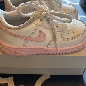 A pair of girl toddler Nike sneakers in a size 8c